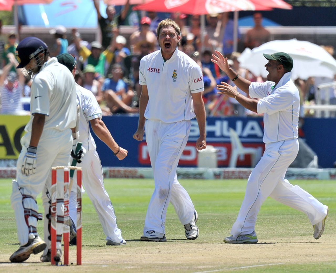Paul Harris is thrilled after dismissing Gautam Gambhir, South Africa v India, 3rd Test, Cape Town, 3rd day, January 4, 2011
