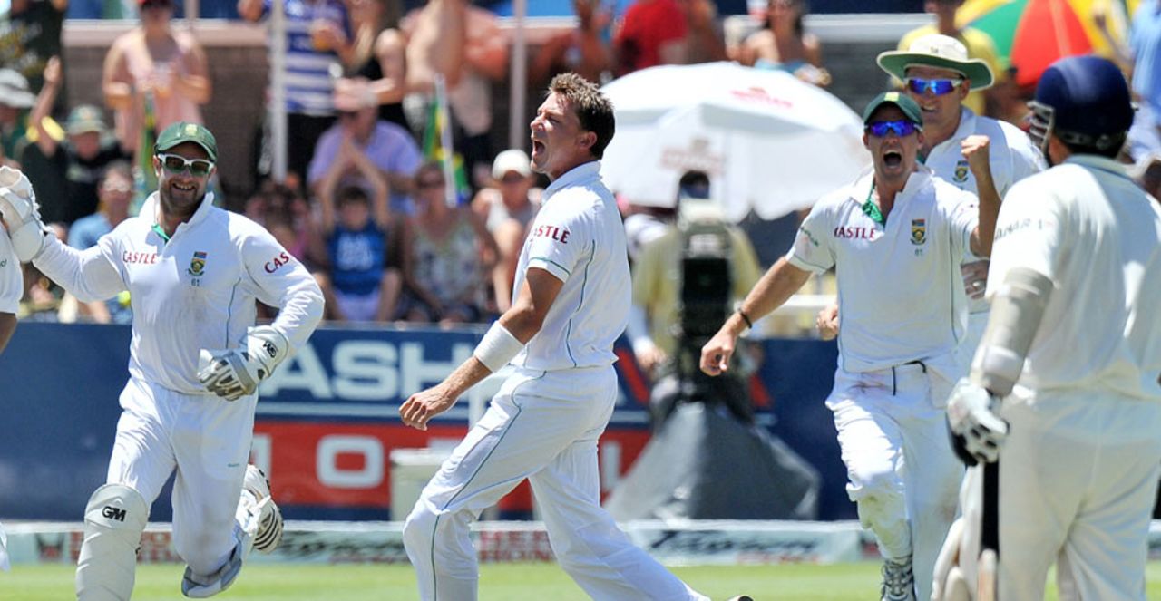Dale Steyn and his team-mates celebrate the wicket of MS Dhoni, South Africa v India, 3rd Test, Cape Town, 3rd day, January 4, 2011