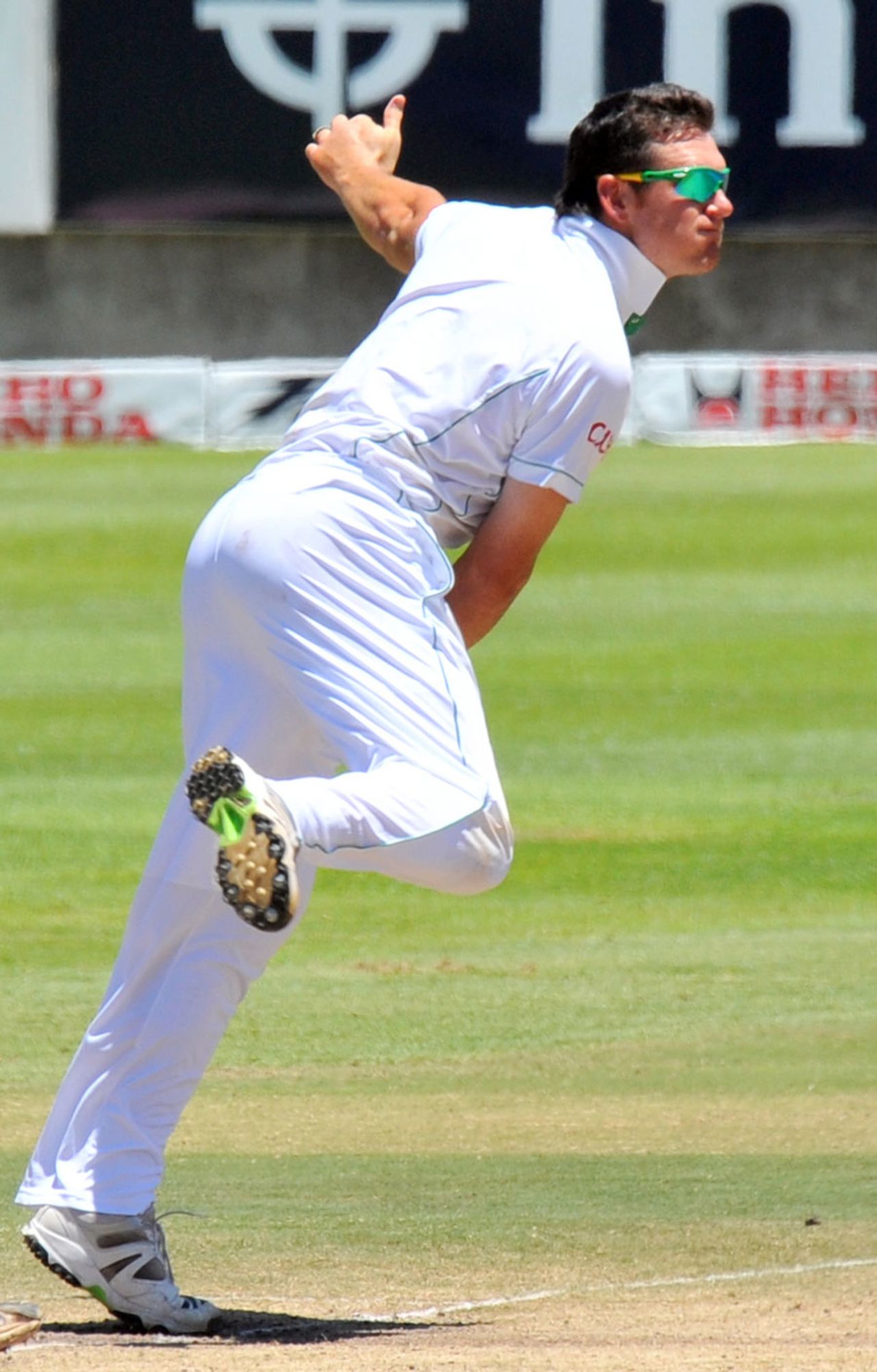 Graeme Smith bowling his offspin, South Africa v India, 3rd Test, Cape Town, 5th day, January 6, 2011