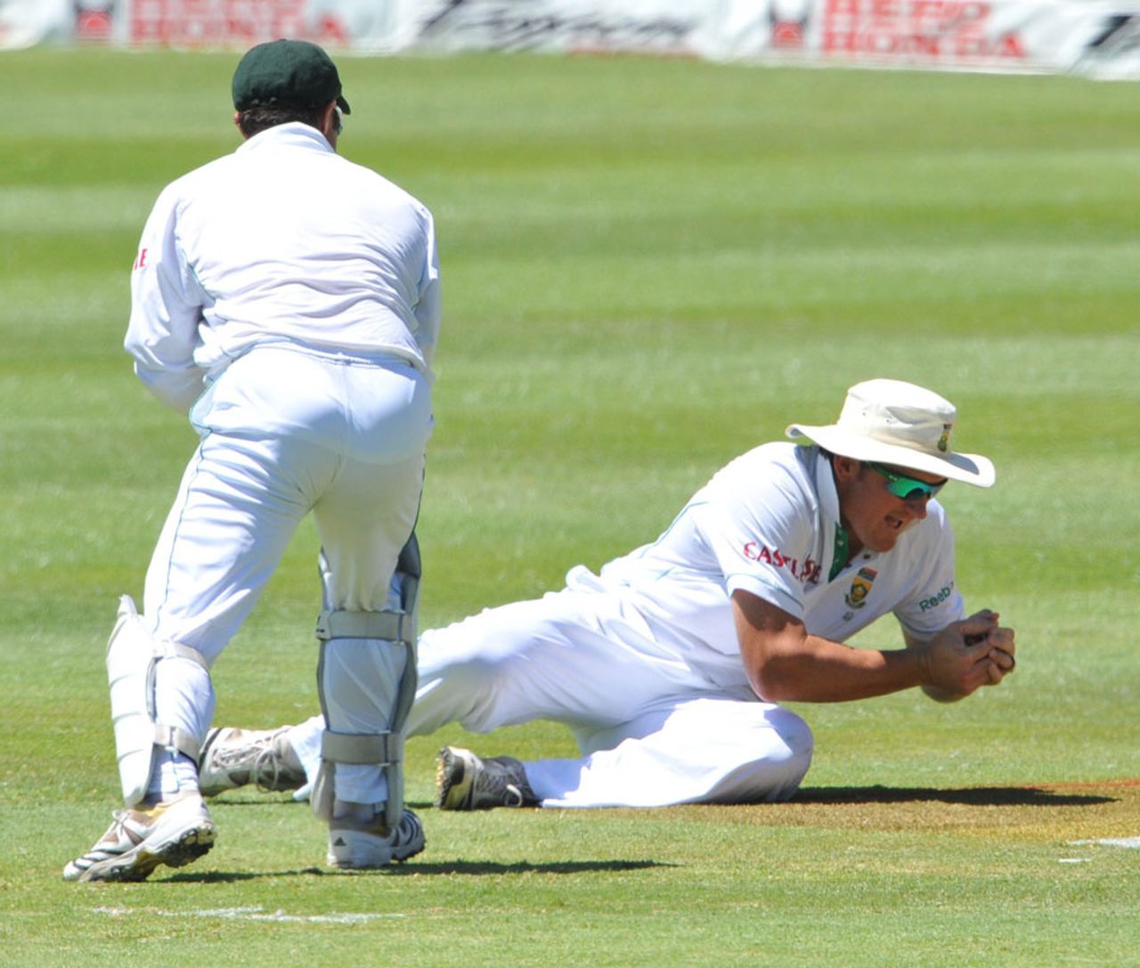 Graeme Smith pouches Virender Sehwag at first slip, South Africa v India, 3rd Test, Cape Town, 5th day, January 6, 2011