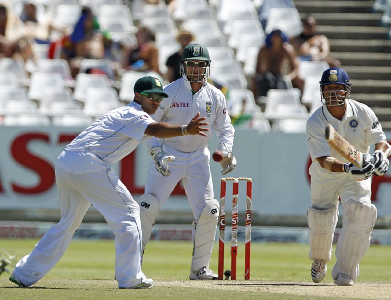 Sachin Tendulkar pushes one to the off side, South Africa v India, 3rd Test, Cape Town, 5th day, January 6, 2011