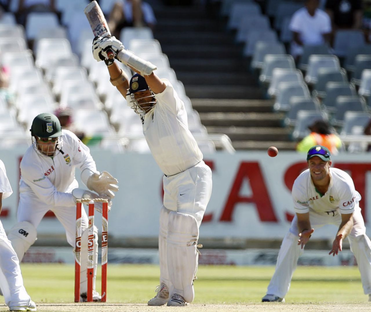 Sachin Tendulkar doesn't offer a shot, South Africa v India, 3rd Test, Cape Town, 5th day, January 6, 2011