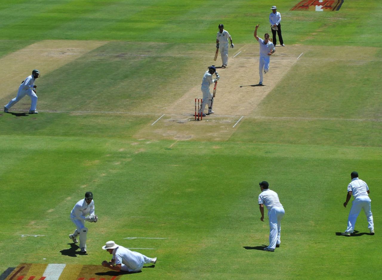 Virender Sehwag edges one to Graeme Smith at first slip off Morne Morkel, South Africa v India, 3rd Test, Cape Town, 5th day, January 6, 2011
