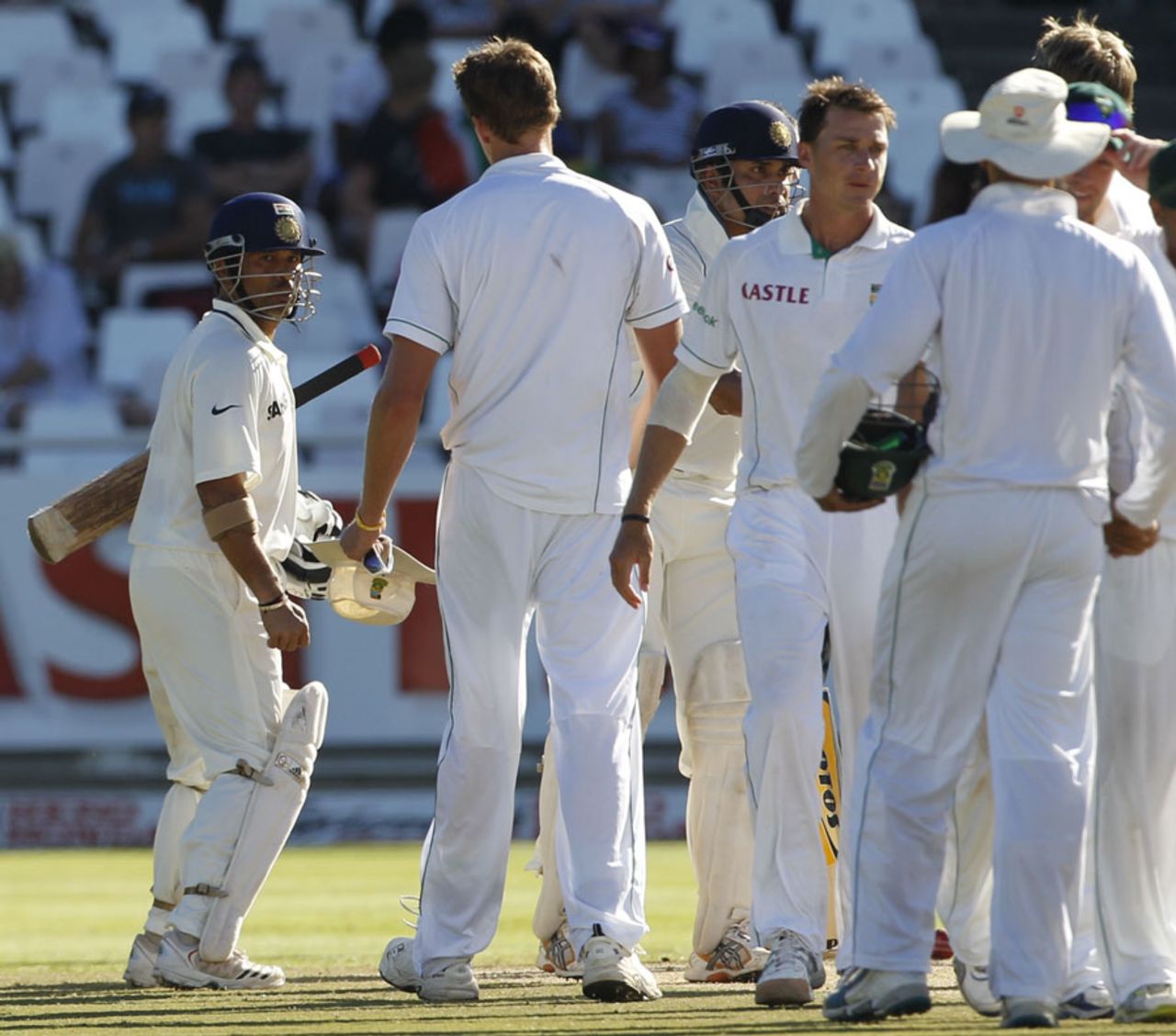 The players decide to go off, leaving the series tied 1-1, South Africa v India, 3rd Test, Cape Town, 5th day, January 6, 2011