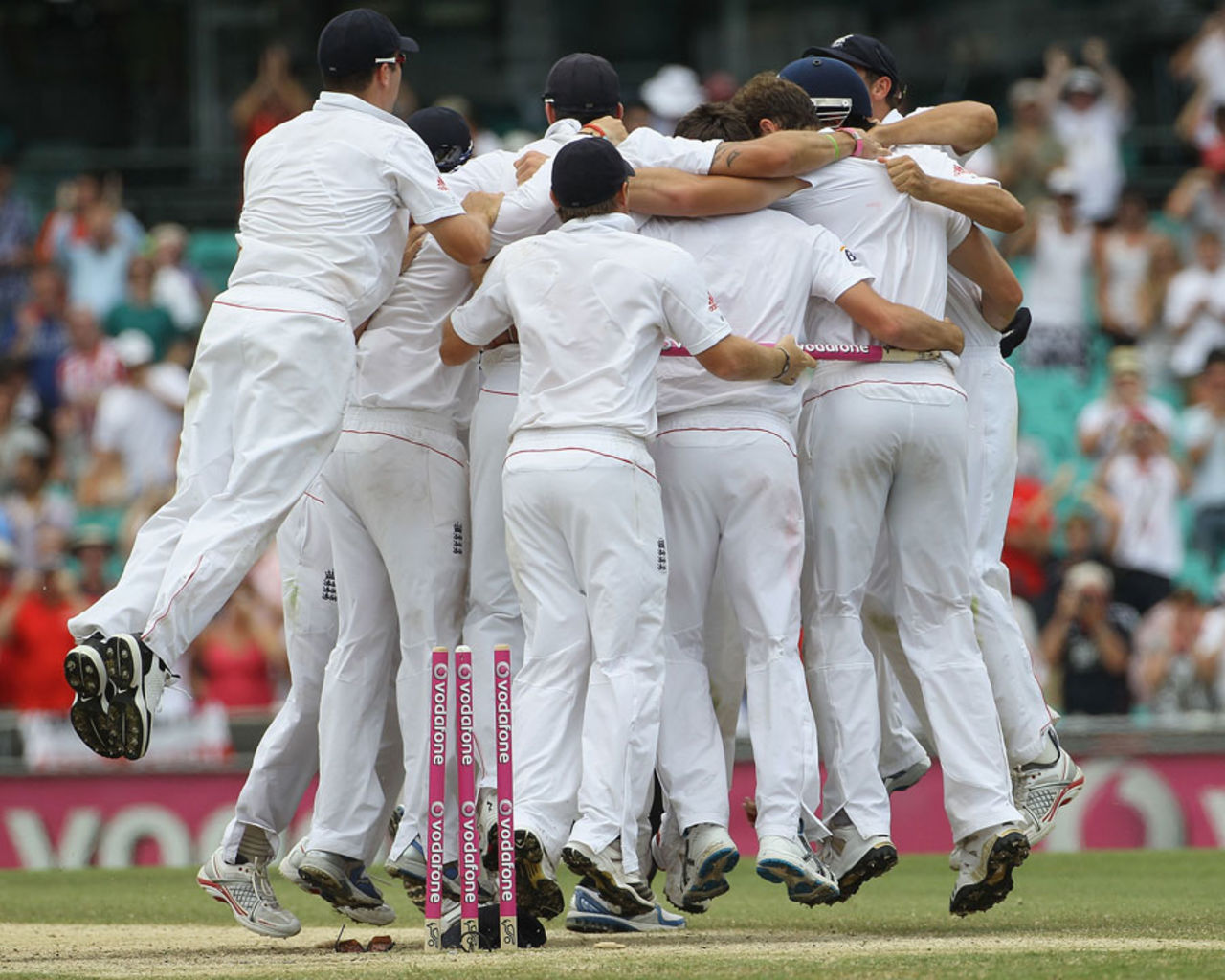 The England players celebrate after completing their 3-1 Ashes triumph, Australia v England, 5th Test, Sydney, 5th day, January 7, 2011