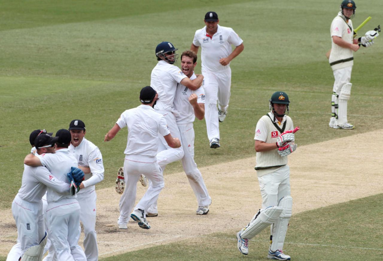 Chris Tremlett is mobbed after bowling Michael Beer to secure the 3-1 Ashes win, Australia v England, 5th Test, Sydney, 5th day, January 7, 2011