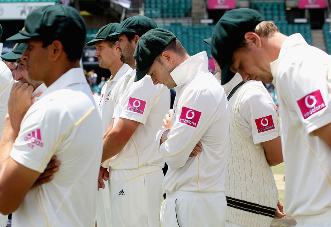 Michael Clarke and the Australians cast their eyes to the ground, Australia v England, 5th Test, Sydney, 5th day, January 7, 2011