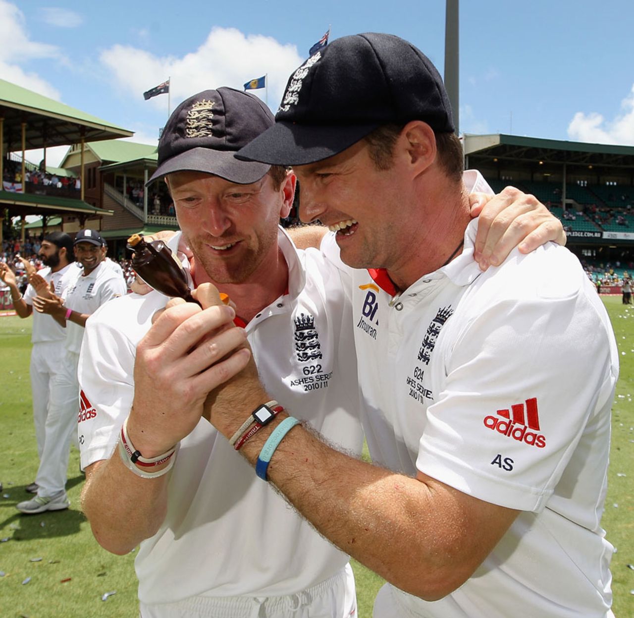 Paul Collingwood and Andrew Strauss with the urn, Australia v England, 5th Test, Sydney, 5th day, January 7, 2011