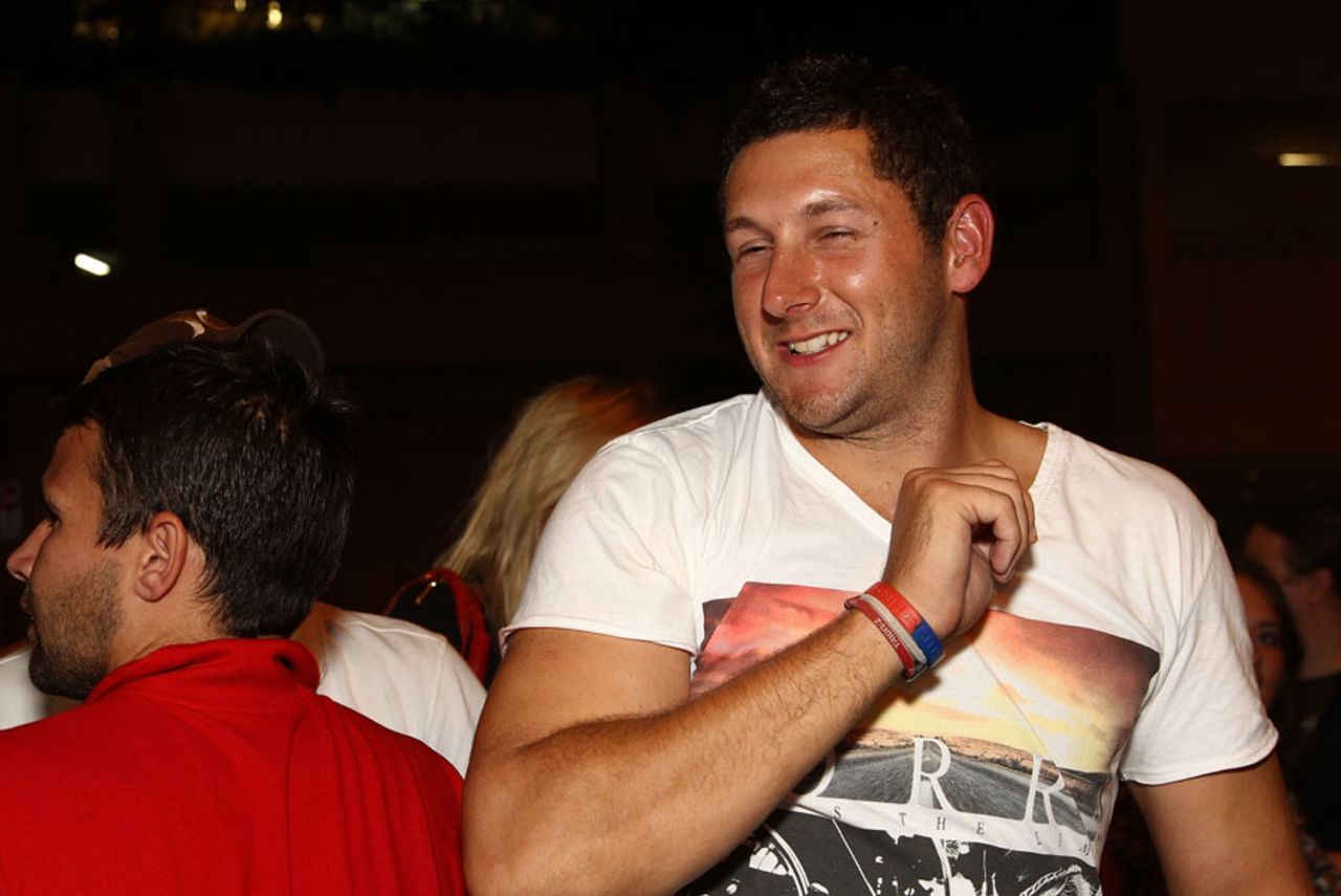Tim Bresnan celebrates the Ashes win with fans , Sydney, January 7, 2011