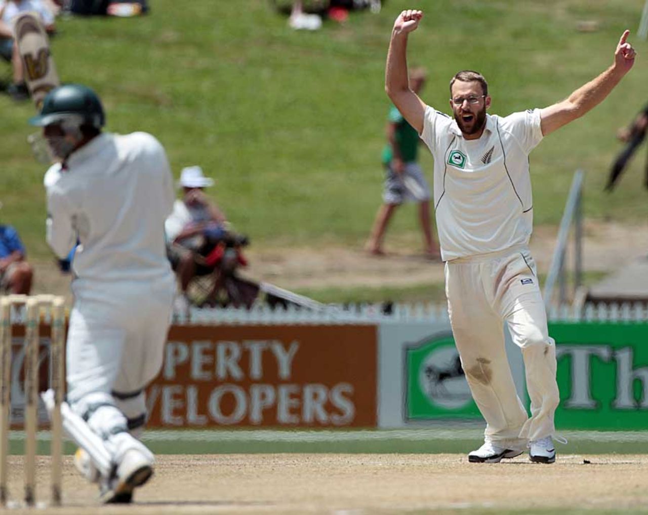 Daniel Vettori had two catches dropped off his bowling, 1st Test, Hamilton, 3rd day, January 9, 2011