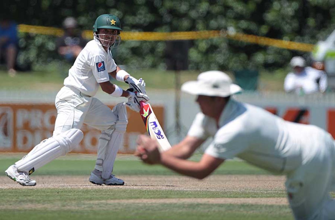 Adnan Akmal is caught brilliantly by Jesse Ryder, 1st Test, Hamilton, 3rd day, January 9, 2011