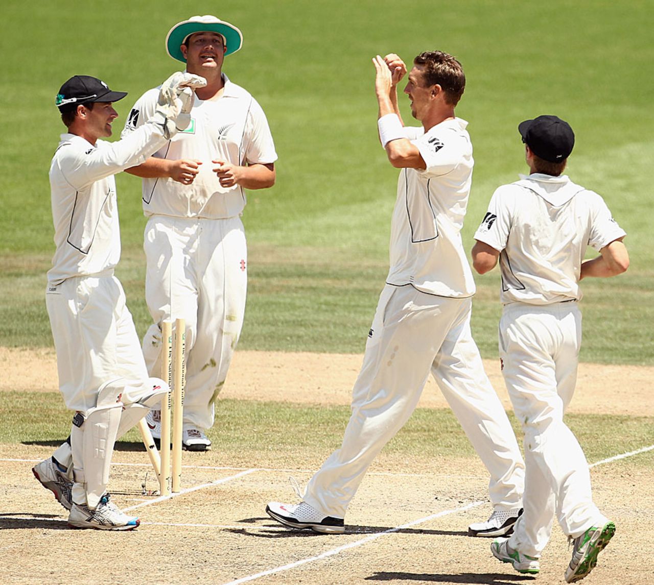 Brent Arnel picked up four wickets, 1st Test, Hamilton, 3rd day, January 9, 2011