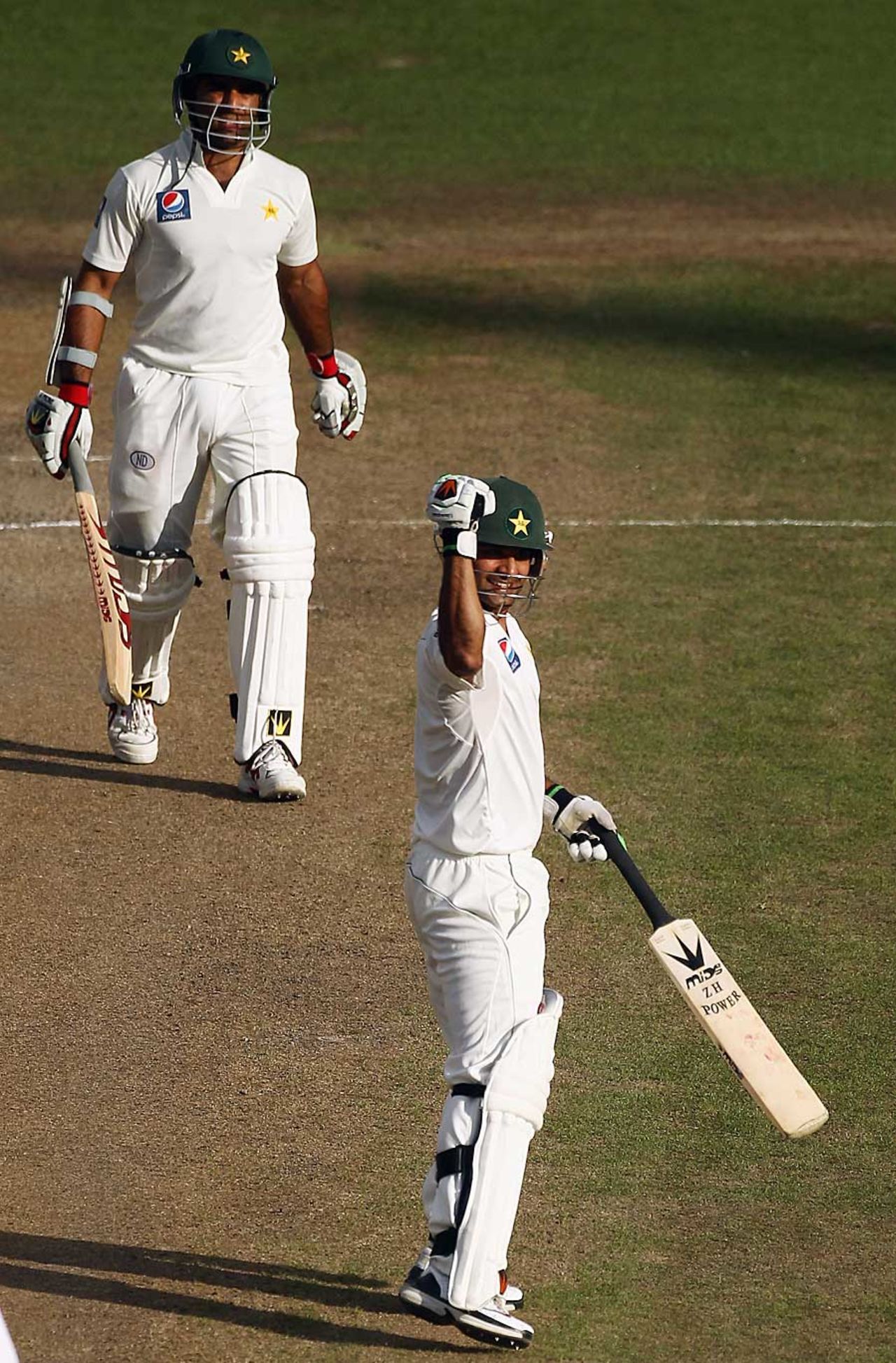 Mohammad Hafeez and Taufeeq Umar celebrate victory, 1st Test, Hamilton, 3rd day, January 9, 2011