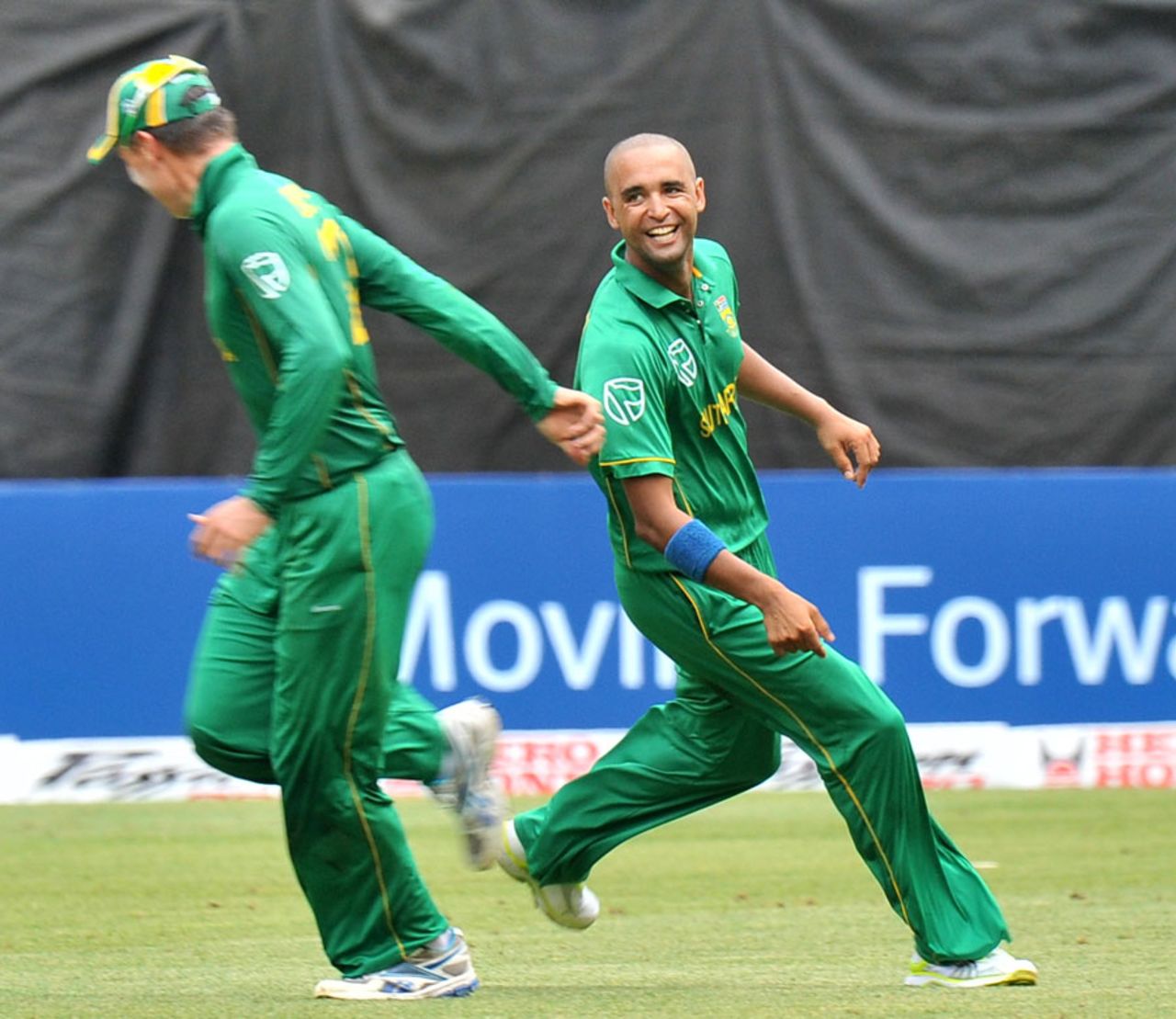 Robin Peterson is delighted after Yuvraj Singh is run out, South Africa v India, only Twenty20, Durban