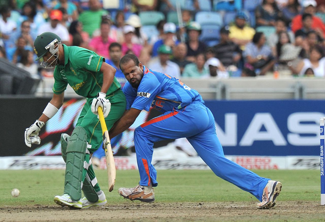 Yusuf Pathan collides with Robin Peterson, South Africa v India, only Twenty20, Durban