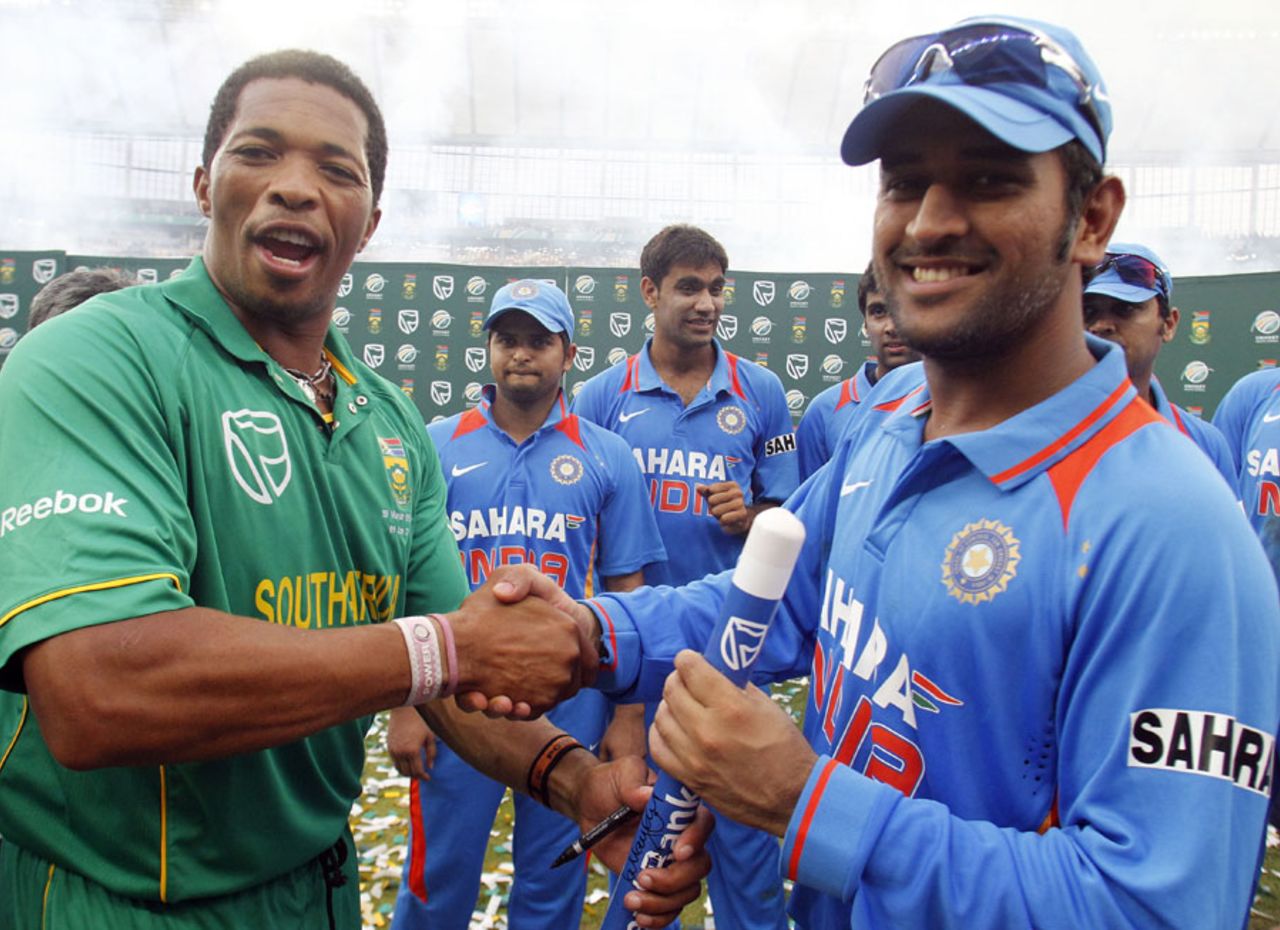 Makhaya Ntini and MS Dhoni shake hands after Ntini's last match, South Africa v India, only Twenty20, Durban
