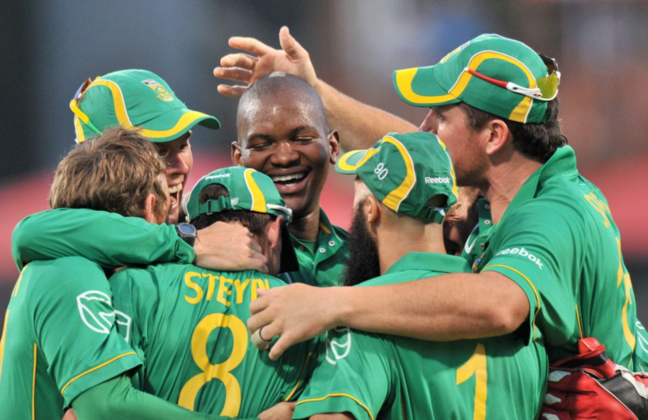 The South Africa players celebrate the wicket of Sachin Tendulkar, South Africa v India, 1st ODI, Durban, January 12, 2011