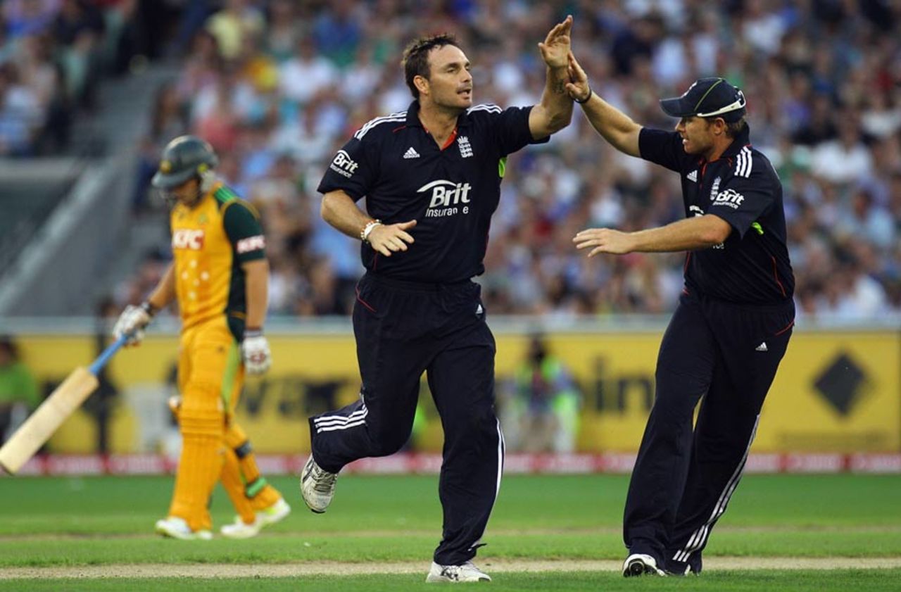 Michael Yardy claimed the wicket of David Hussey, during his spell of 2 for 19, Australia v England, 2nd Twenty20, Melbourne, January 14, 2011