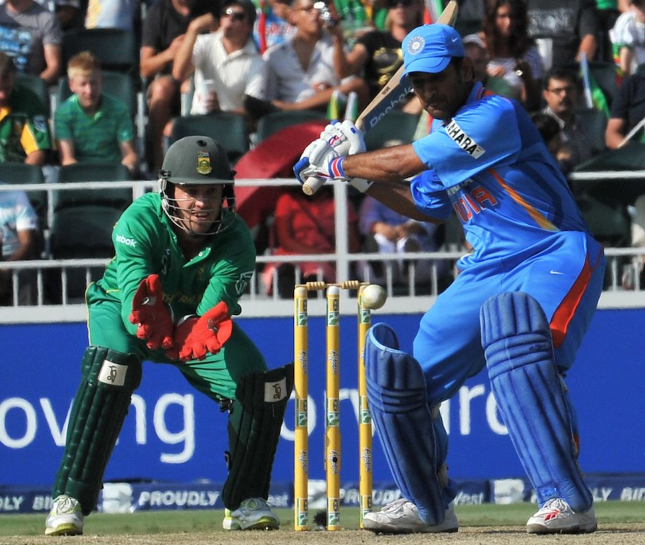 MS Dhoni lines up to hit the ball, South Africa v India, 2nd ODI, Johannesburg, January 15, 2011