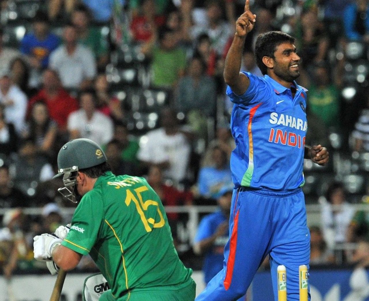 Munaf Patel celebrates Graeme Smith's wicket, South Africa v India, 2nd ODI, Johannesburg, January 15, 2011