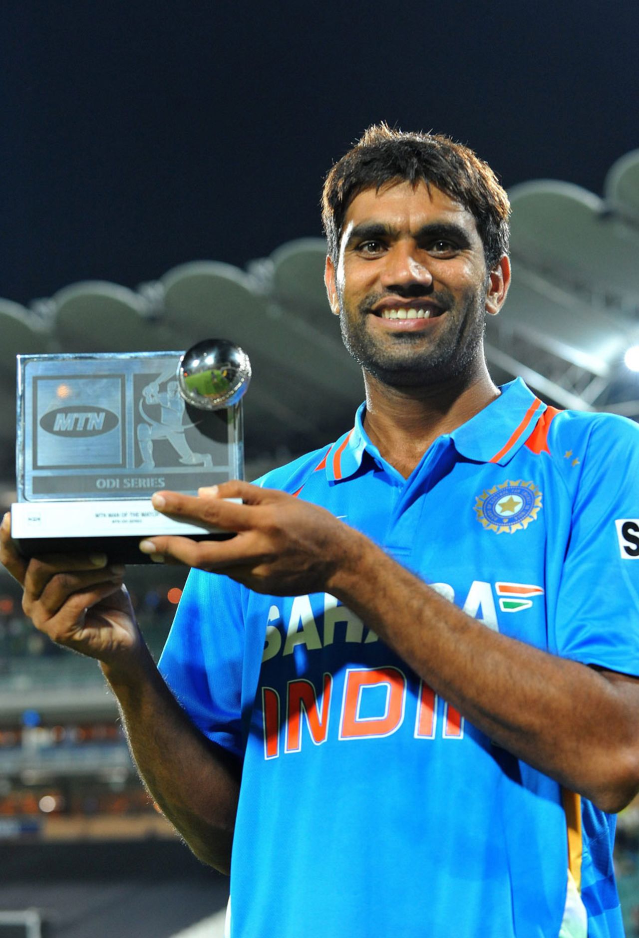 Munaf Patel poses with the Man-of-the-Match award, South Africa v India, 2nd ODI, Johannesburg, January 15, 2011