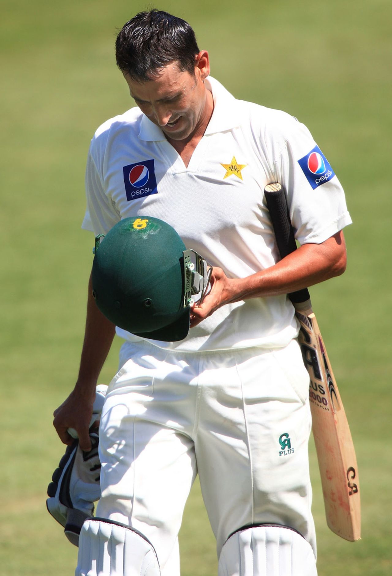 Younis Khan walks back after a well-made 73, New Zealand v Pakistan, 2nd Test, Wellington, 3rd day, January 17, 2011