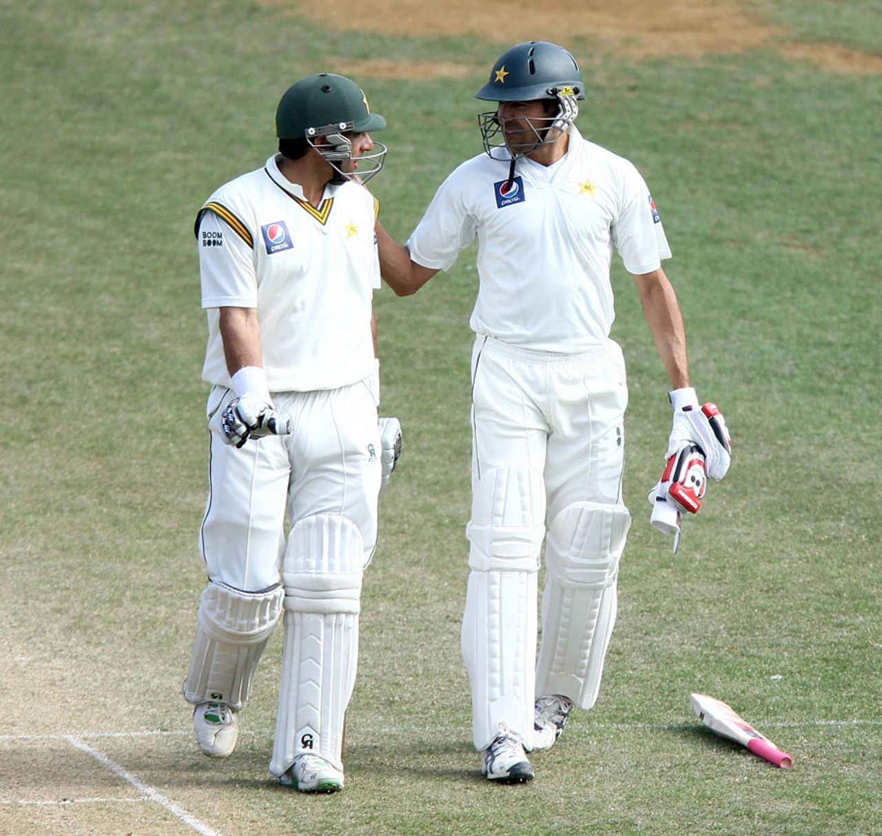 Misbah-ul-Haq is consoled by Umar Gul after falling for 99, New Zealand v Pakistan, 2nd Test, Wellington, 3rd day, January 17, 2011