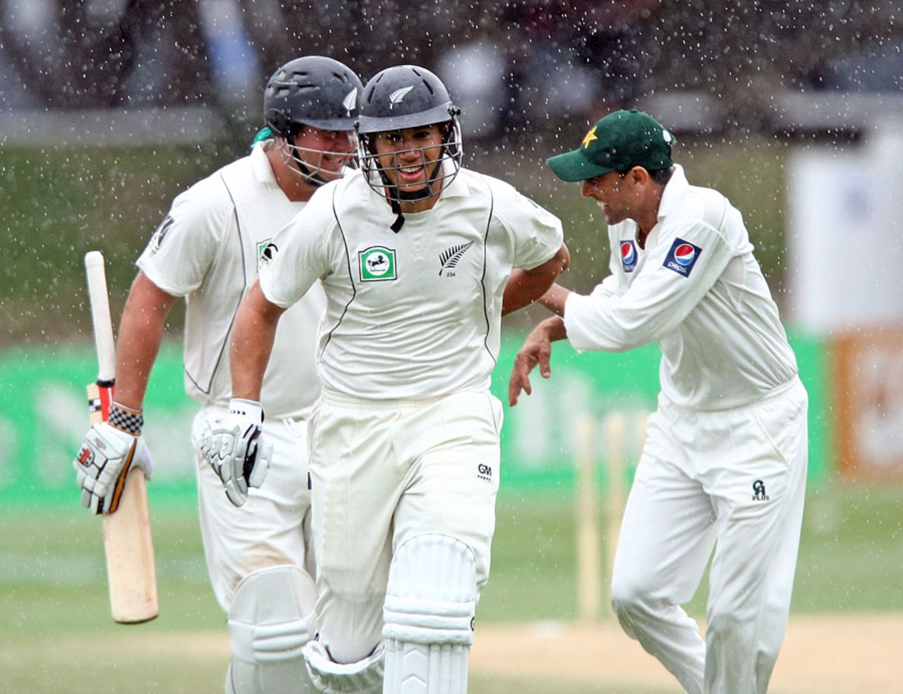 Ross Taylor, Jesse Ryder and Younis Khan sprint off as the rain arrives, New Zealand v Pakistan, 2nd Test, Wellington, 4th day, January 18, 2011