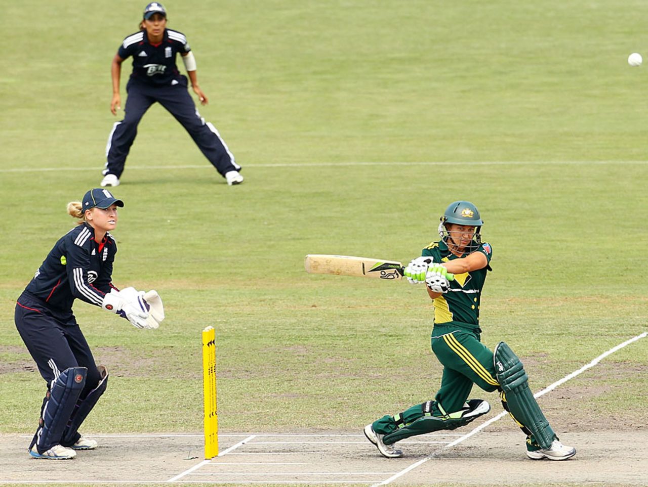 Shelly Nitschke made 23 as Australia beat England by 52 runs, Australia Women v England Women, 5th T20, Melbourne, January 19, 2011