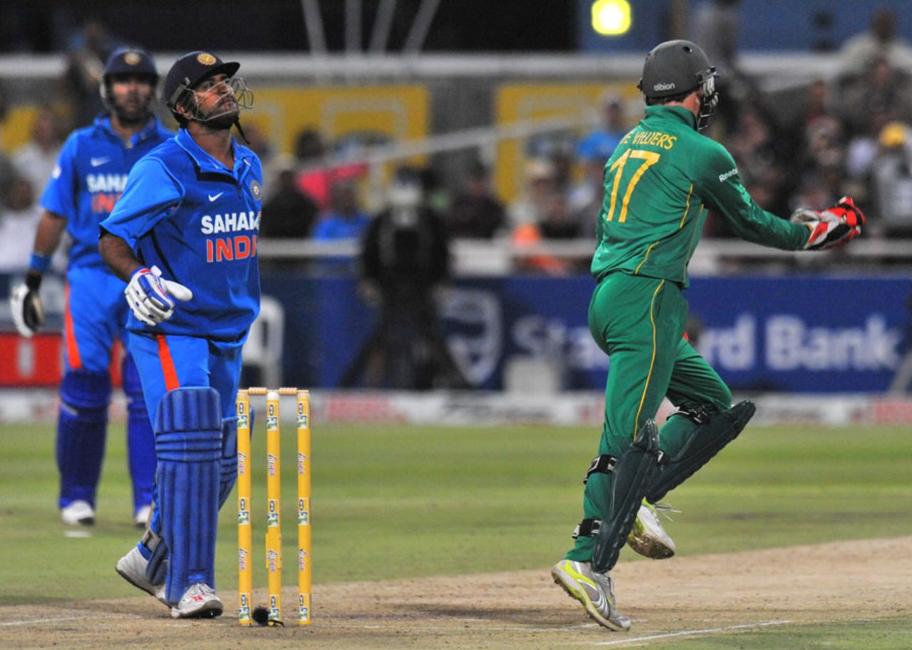 AB de Villiers holds on to an edge from MS Dhoni, South Africa v India, 3rd ODI, Cape Town, January 18, 2011