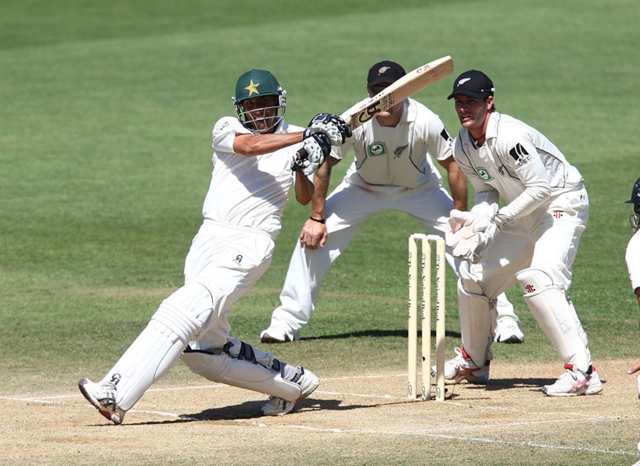Younis Khan pulls powerfully into the leg side, New Zealand v Pakistan, 2nd Test, Wellington, 5th day, January 19, 2011