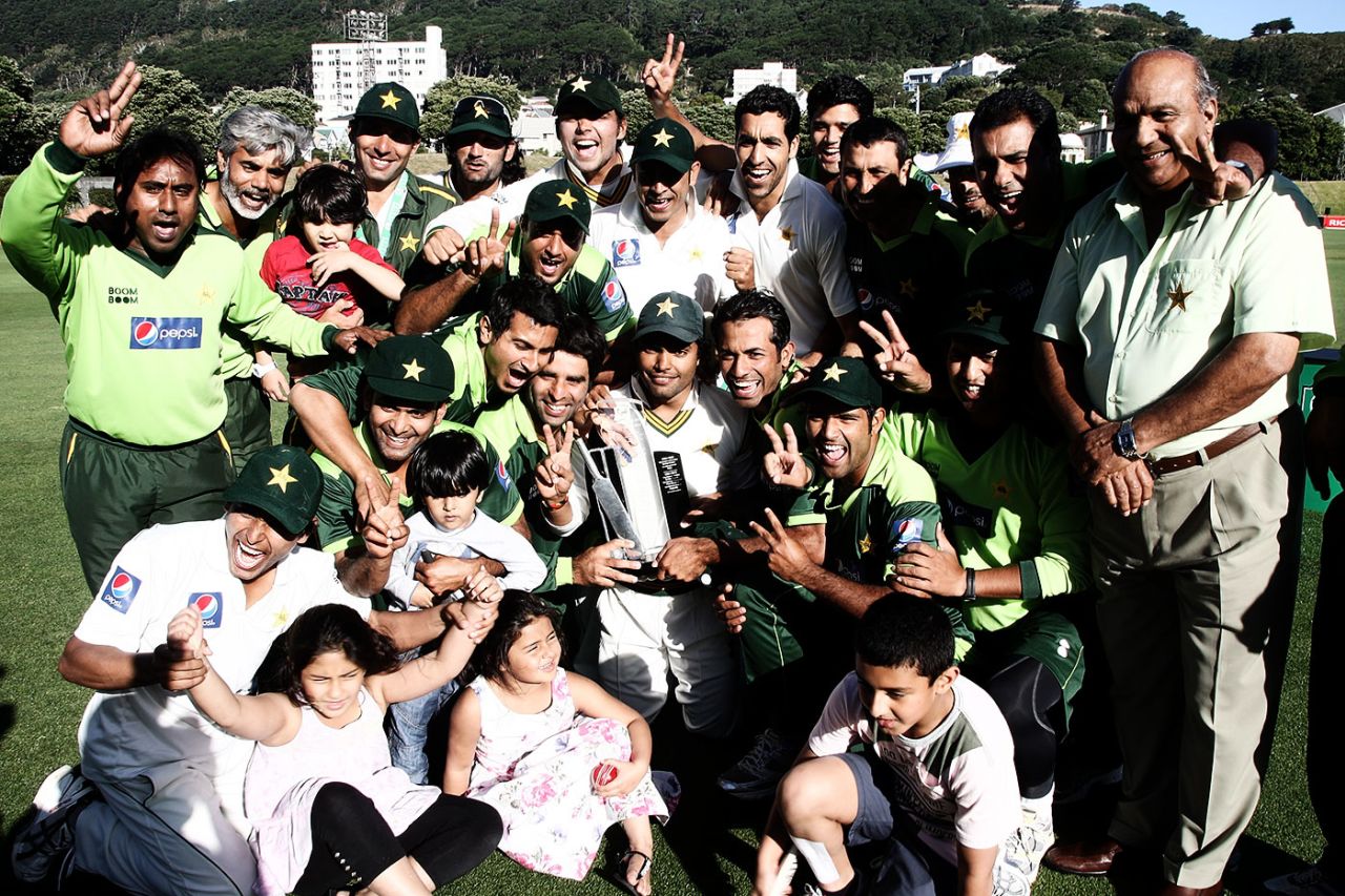 Pakistan celebrate their first Test series win outside the subcontinent in seven years, New Zealand v Pakistan, 2nd Test, Wellington, 5th day, January 19, 2011