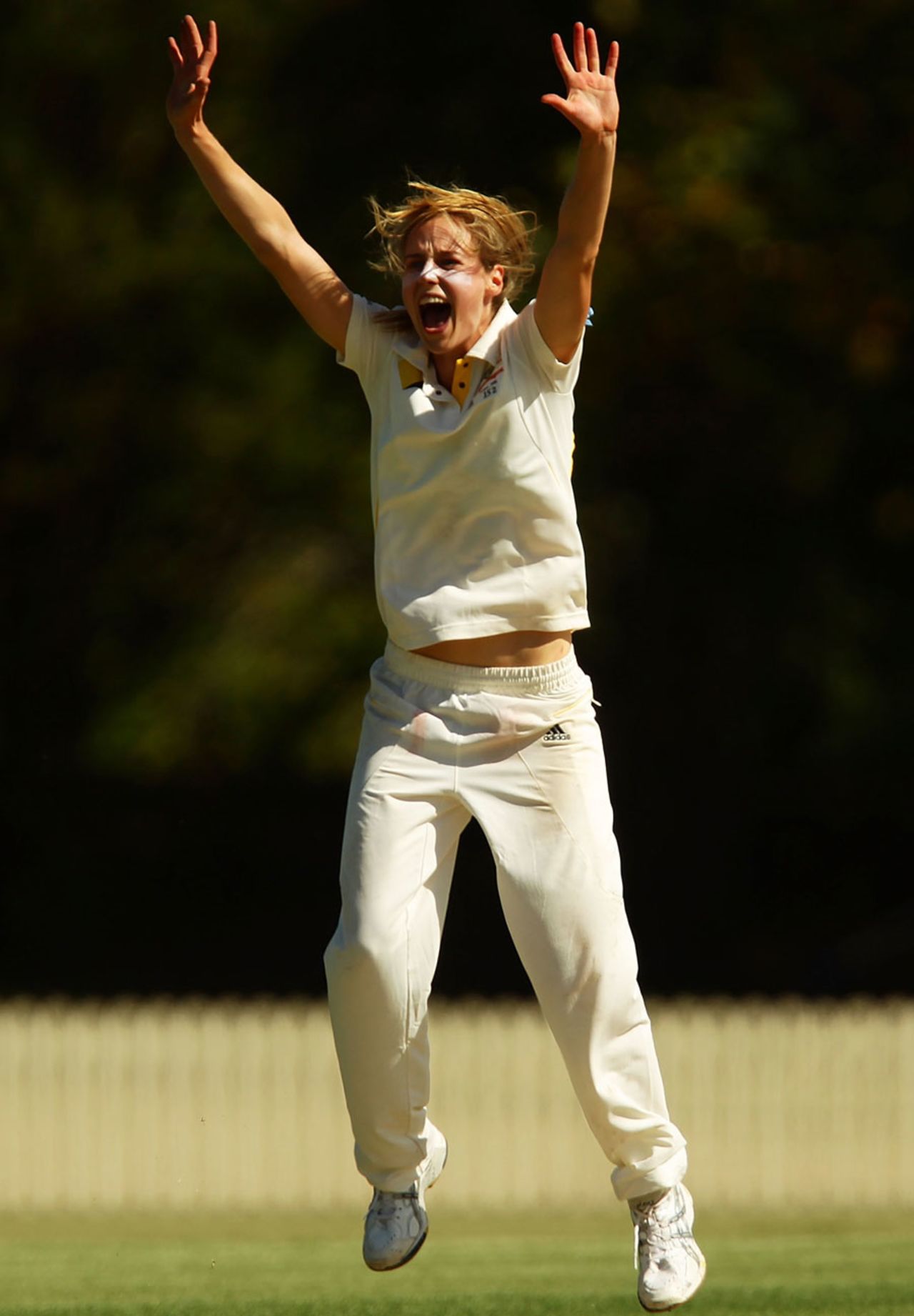 Ellyse Perry took four wickets on the opening day, Australia v England, women's 1st Test, Sydney, January 22, 2011