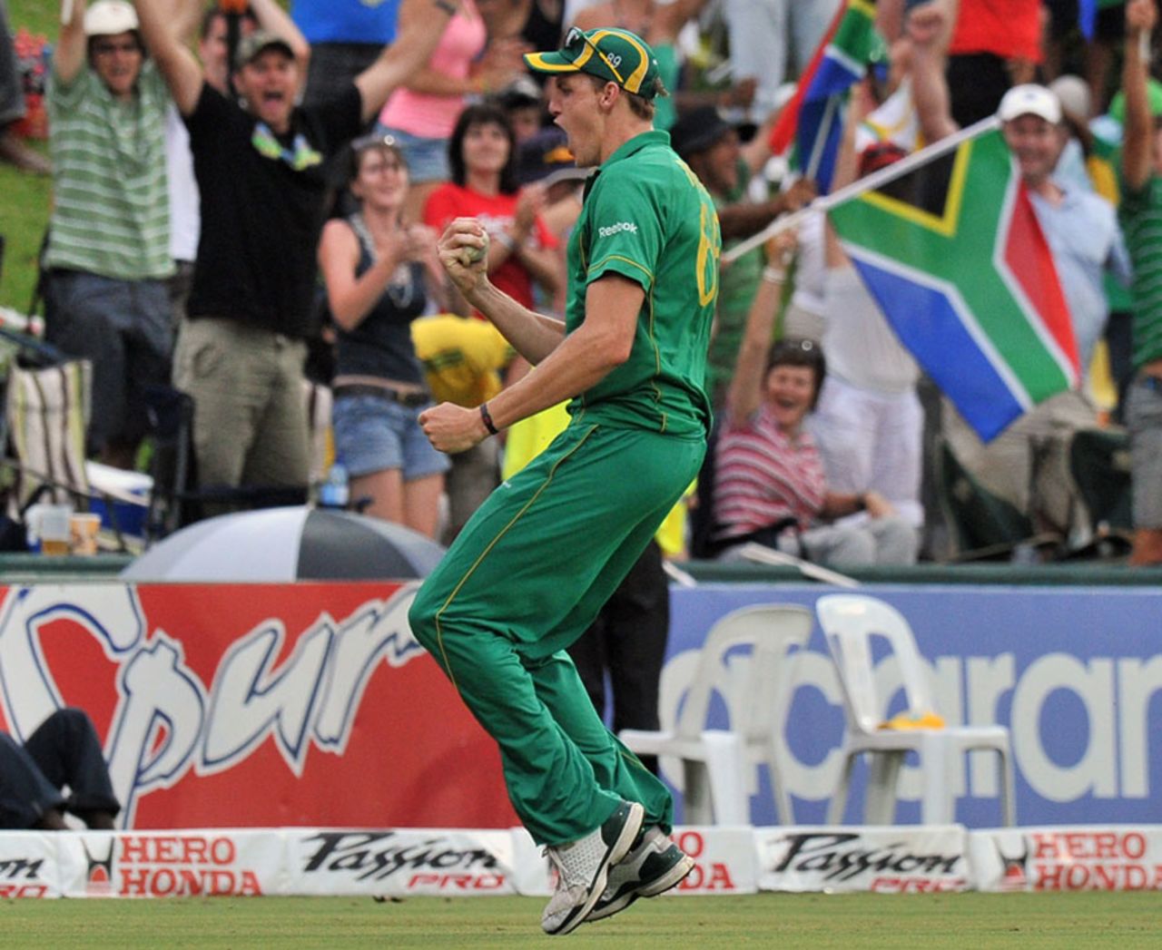 Morne Morkel takes the winning catch as South Africa take the series 3-2, South Africa v India, 5th ODI, Centurion, January 23, 2011