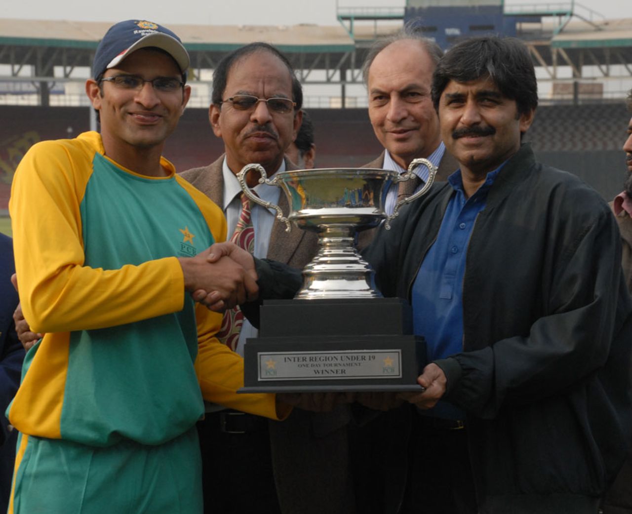 Javed Miandad presents the Inter Region U-19 One Day Tournament 2010-2011 trophy to Rawalpindi captain Umair Azam, Inter Region U-19 One Day Tournament, January 23, 2011