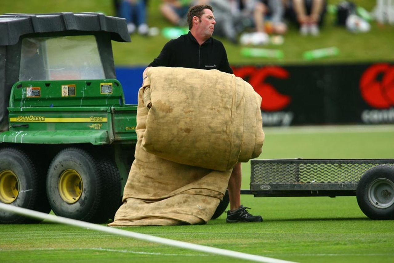 The groundstaff were kept busy by the drizzle, New Zealand v Pakistan, 2nd ODI, Queenstown, January 26, 2011