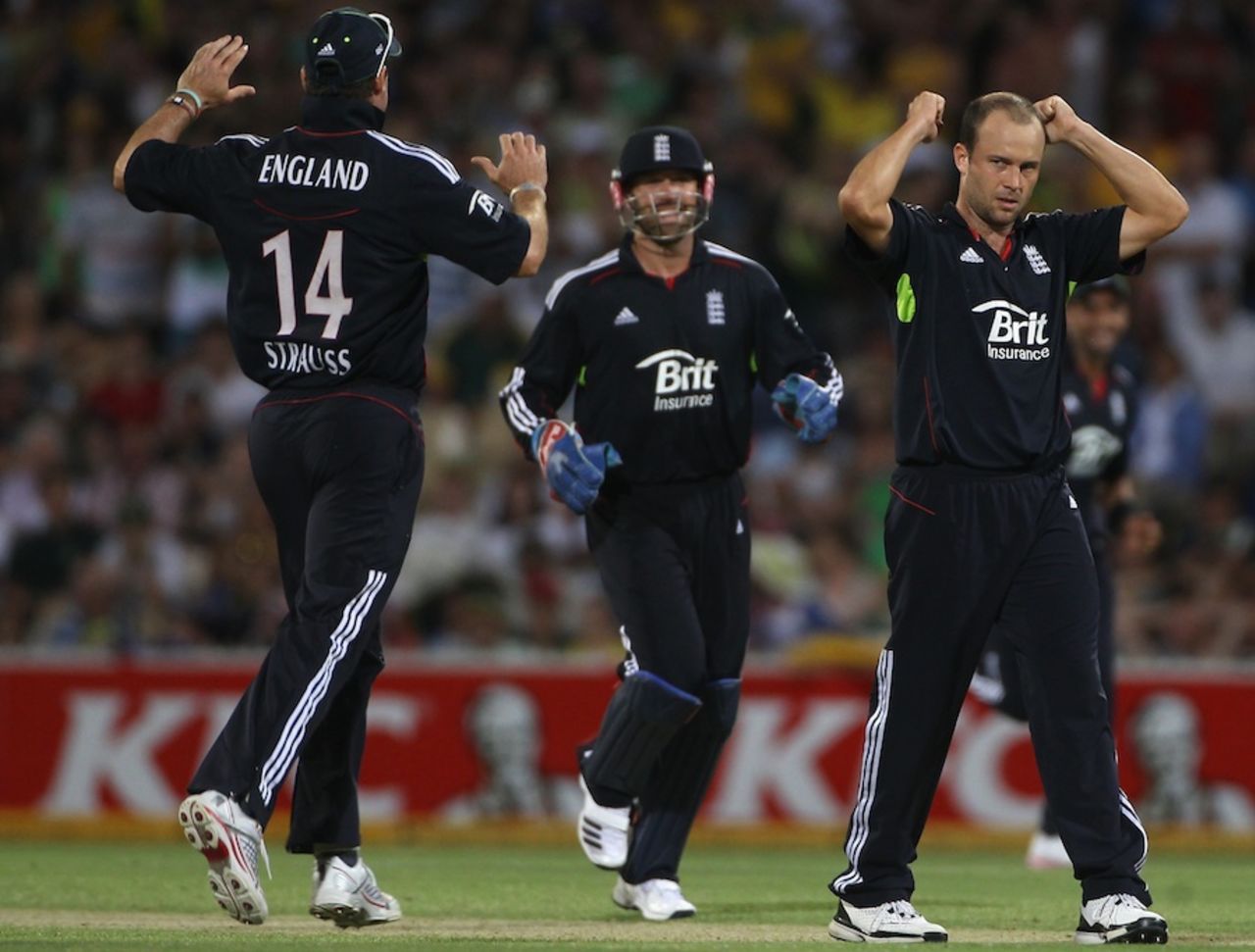 Jonathan Trott picked up his first two ODI wickets, Australia v England, 4th ODI, Adelaide, January 26, 2011