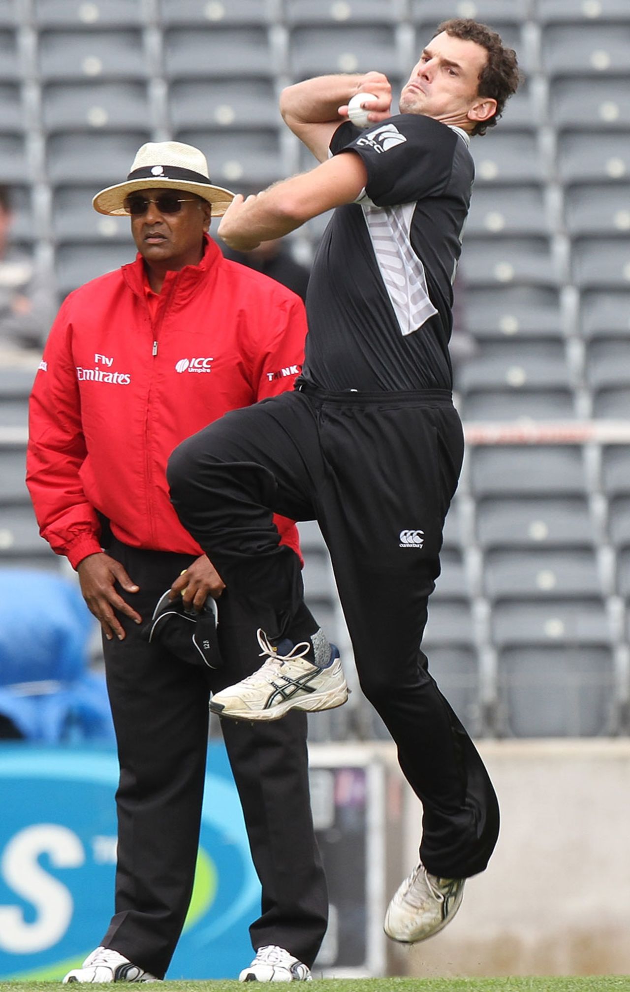 Kyle Mills leaps in his delivery stride, New Zealand v Pakistan, 3rd ODI, Christchurch, January 29, 2011