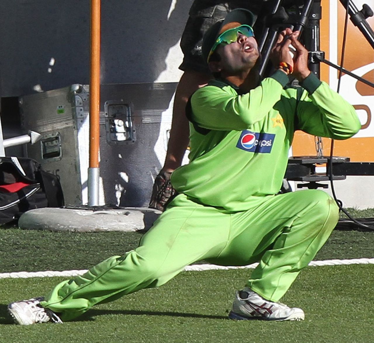 Umar Akmal took a good catch to get rid of Jamie How, New Zealand v Pakistan, 3rd ODI, Christchurch, January, 2011