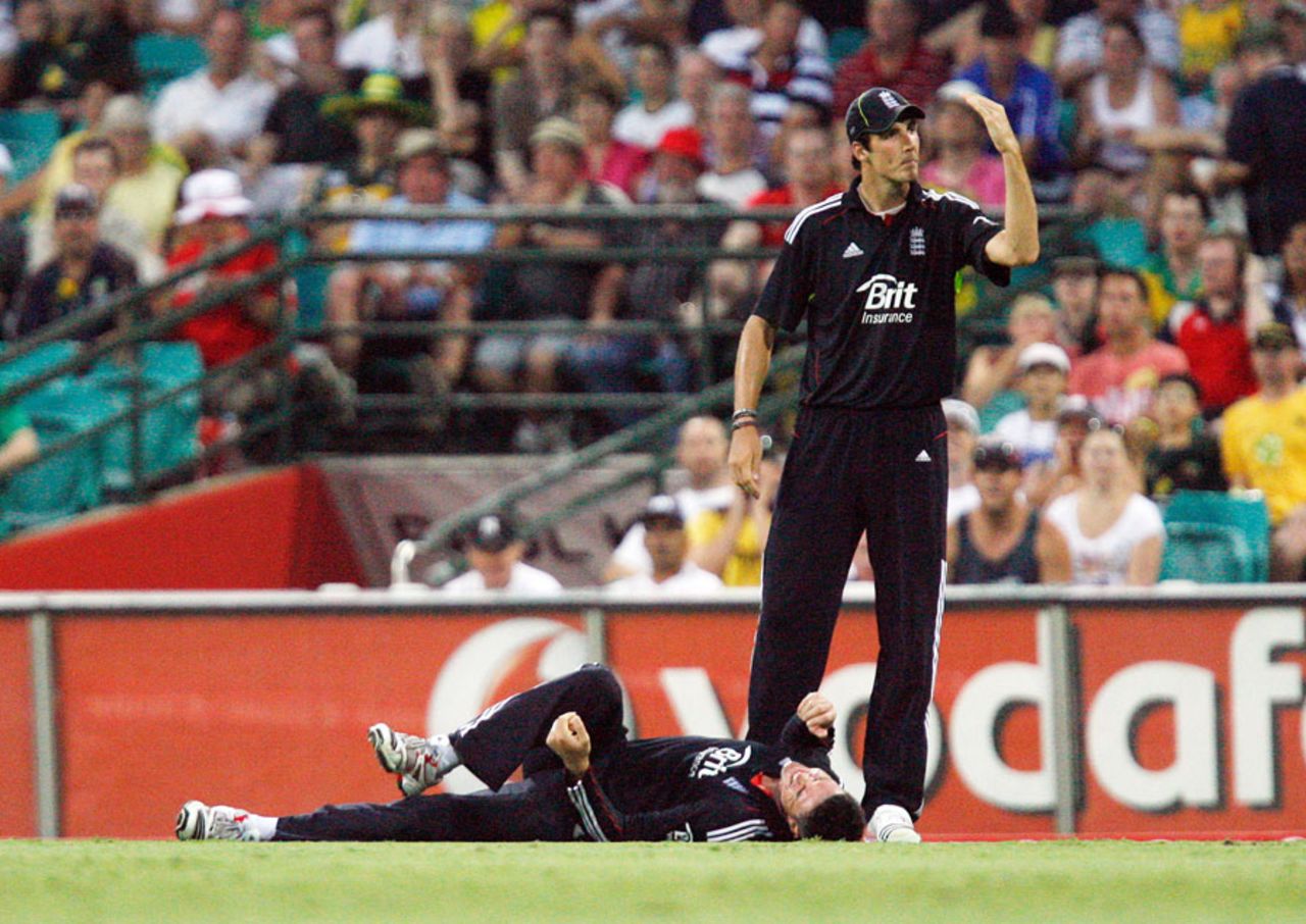 Kevin Pietersen gave England a scare when he turned his ankle in the field, Australia v England, 6th ODI, Sydney, February 2, 2011