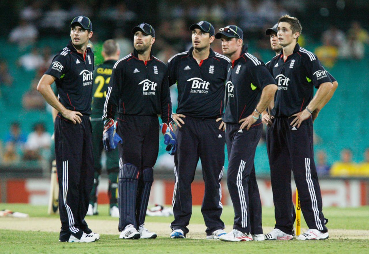 England's fielders react to their fifth defeat of the series, Australia v England, 6th ODI, Sydney, February 2, 2011