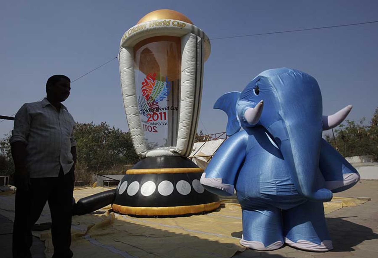 The World Cup balloon alongside the tournament mascot Stumpy, Hyderabad, February 2, 2011