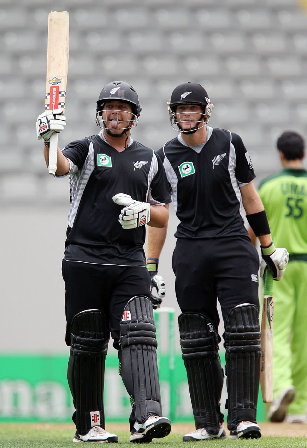 Jesse Ryder brings up his half-century off 34 balls, New Zealand v Pakistan, 6th ODI, Auckland, February 5, 2011