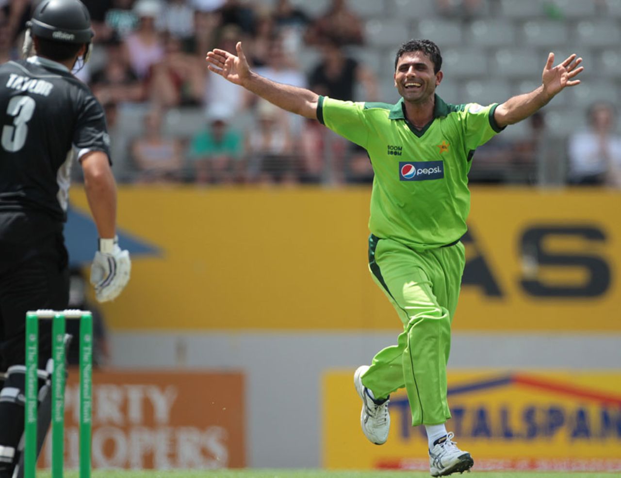 Abdul Razzaq sends Ross Taylor back, New Zealand v Pakistan, 6th ODI, Auckland, February 5, 2011