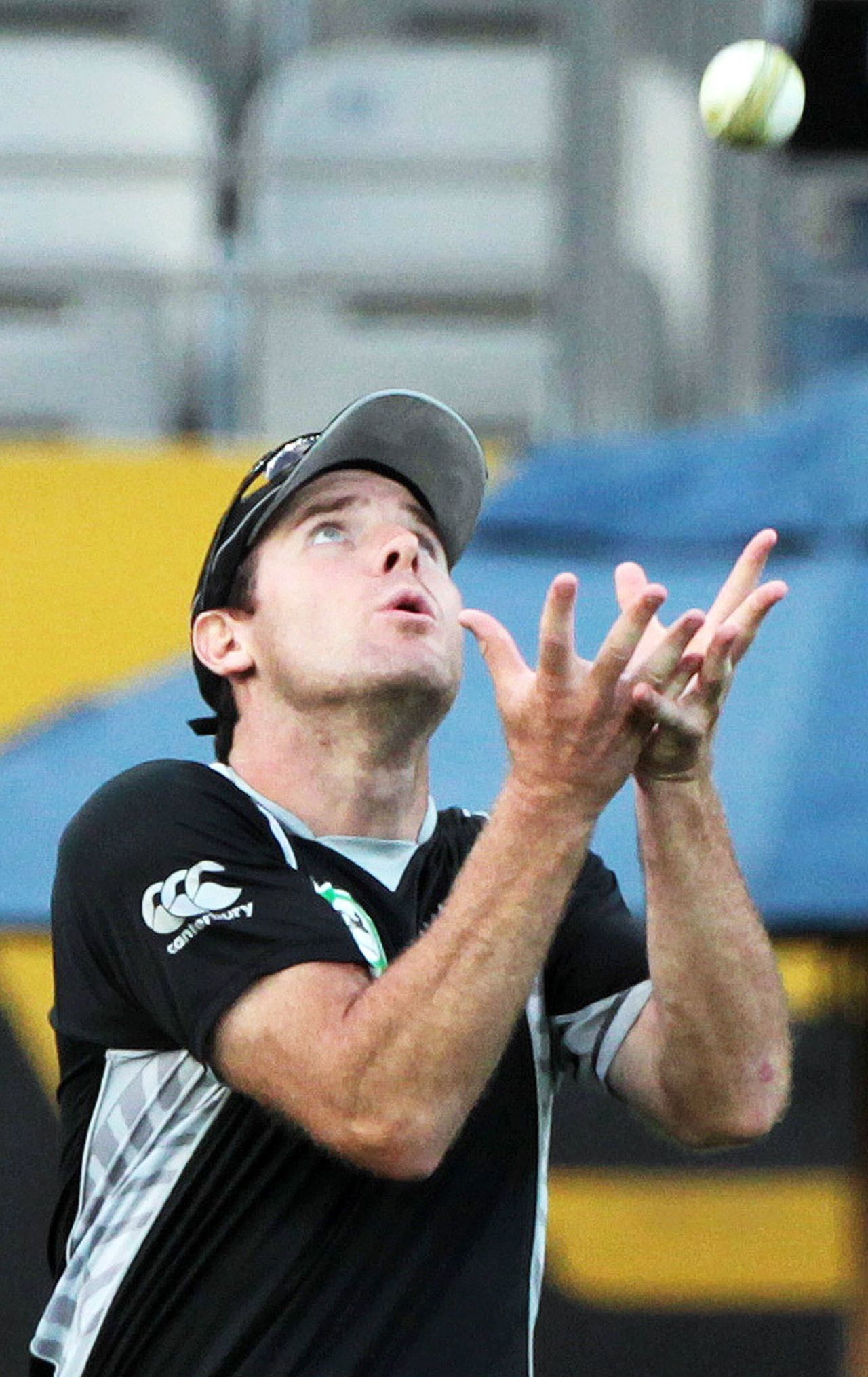 Jamie How took the final catch to seal a consolation win for New Zealand, New Zealand v Pakistan, 6th ODI, Auckland, February 5, 2011