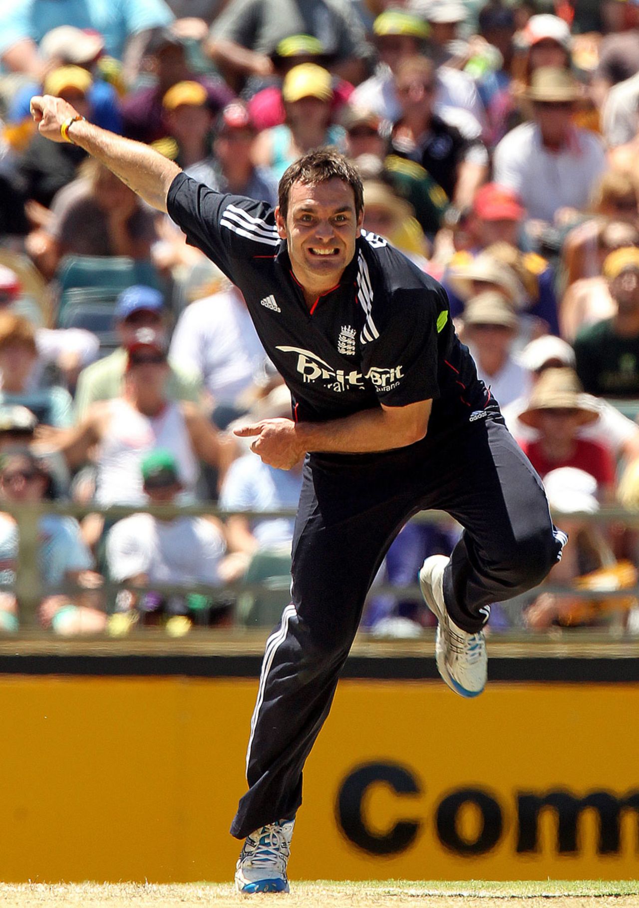 Michael Yardy picked up 2 for 59, Australia v England, 7th ODI, Perth, February 6 2011