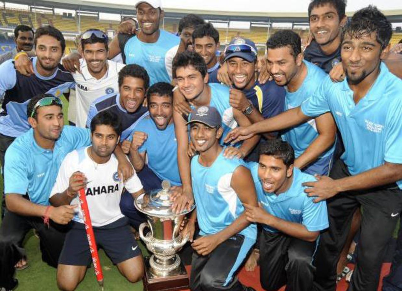 South Zone celebrate winning their first Duleep Trophy in 15 years, North Zone v South Zone, Duleep Trophy final, Visakhapatnam, February 5, 2011