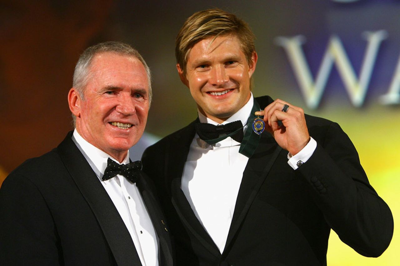 Allan Border presents the medal that bears his name to Shane Watson, Melbourne, February 7, 2011