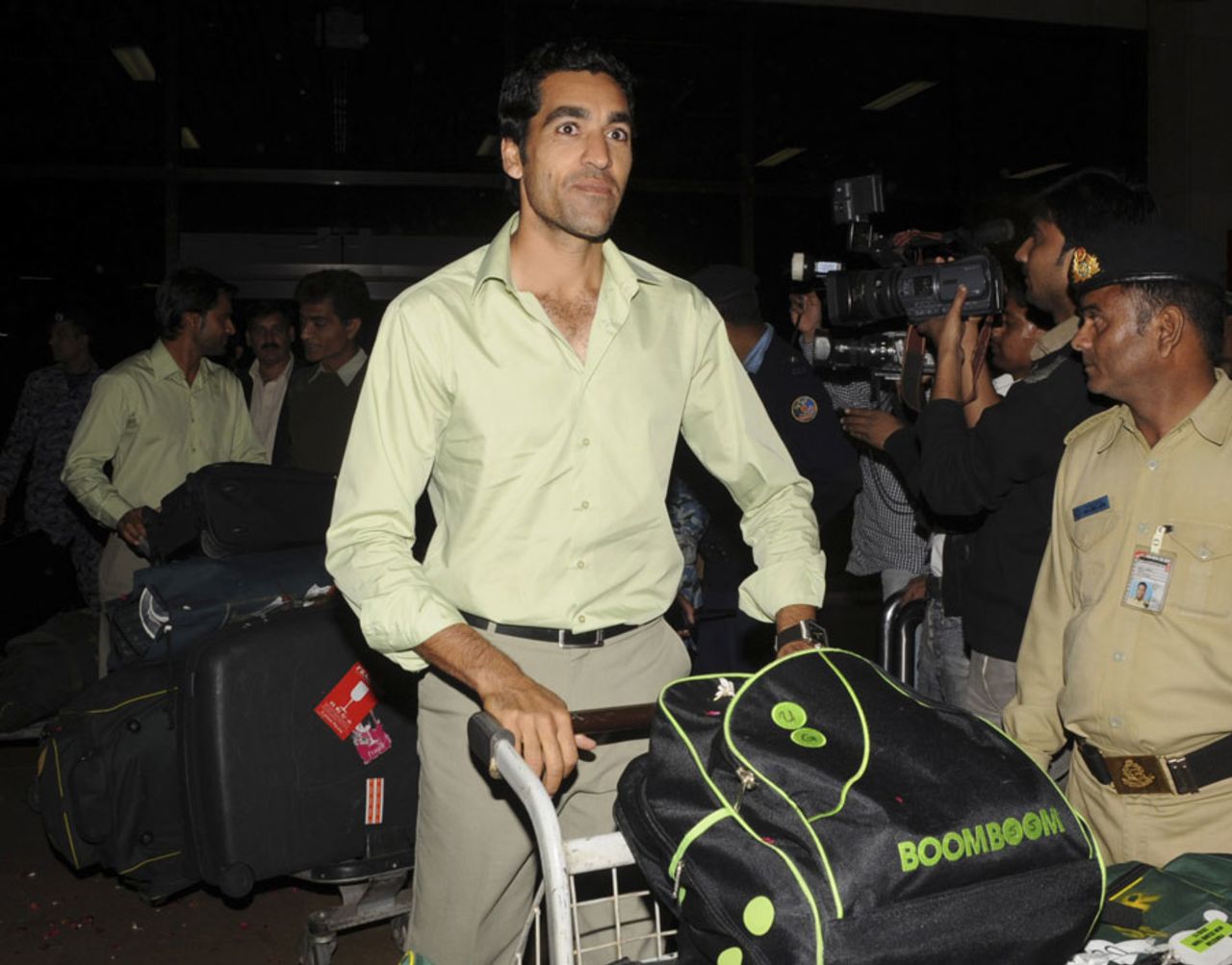Umar Gul arrives from New Zealand with the Pakistan team, Karachi, February 8, 2011