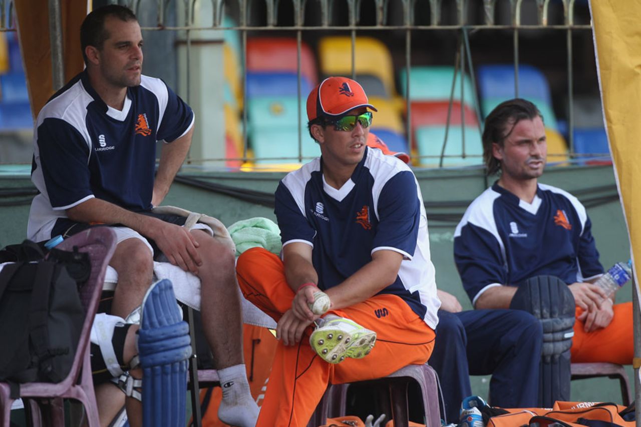 Peter Borren, Tom Cooper and Bas Zuiderent look on during Netherlands' training session at the SSC, Colombo, February 11, 2011